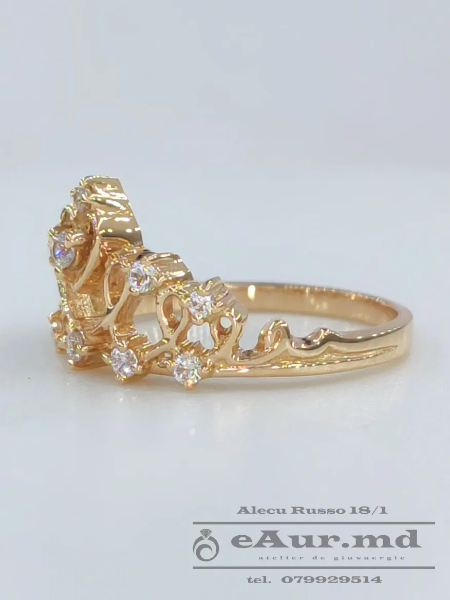 model de inel din aur in forma de coroana de printesa cu o sclipire ca din paradis