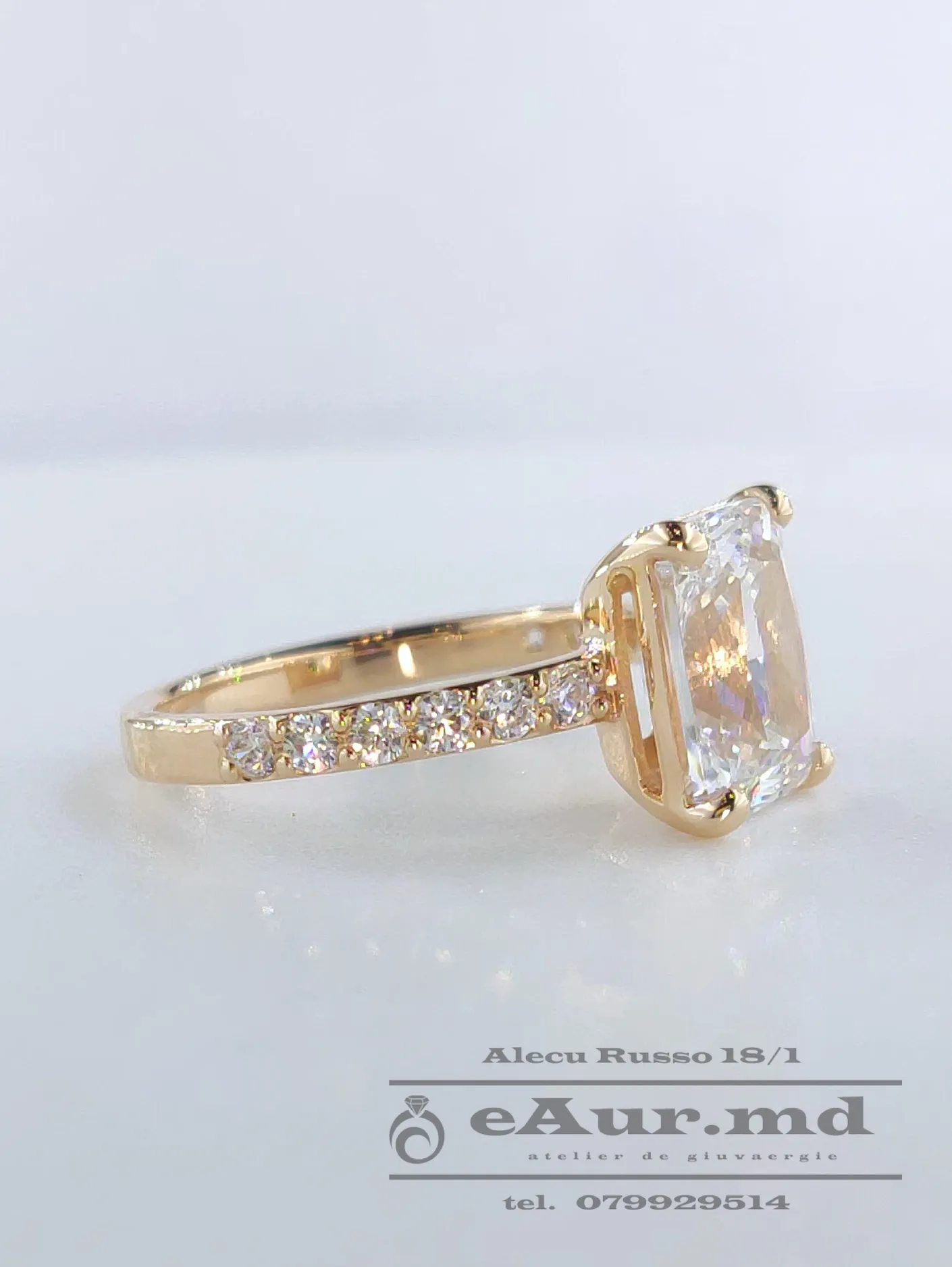 inel modern din aur cu pietre lucitoare atit de frumos de parca e din paradis