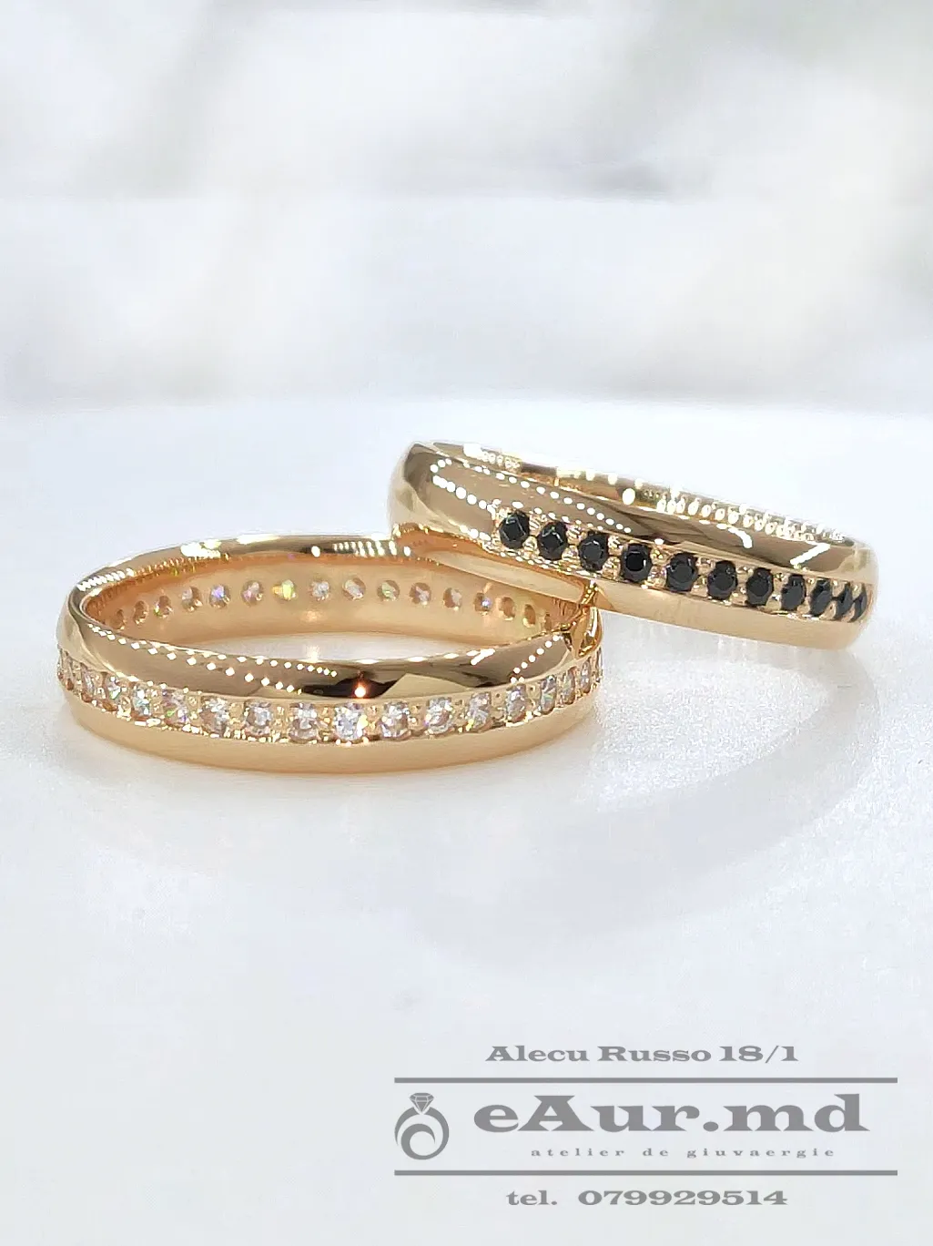 model de verighete moderne din aur cu pietre negre in sir pe verigheta barbatului si pietre negre in sir pe verigheta miresei